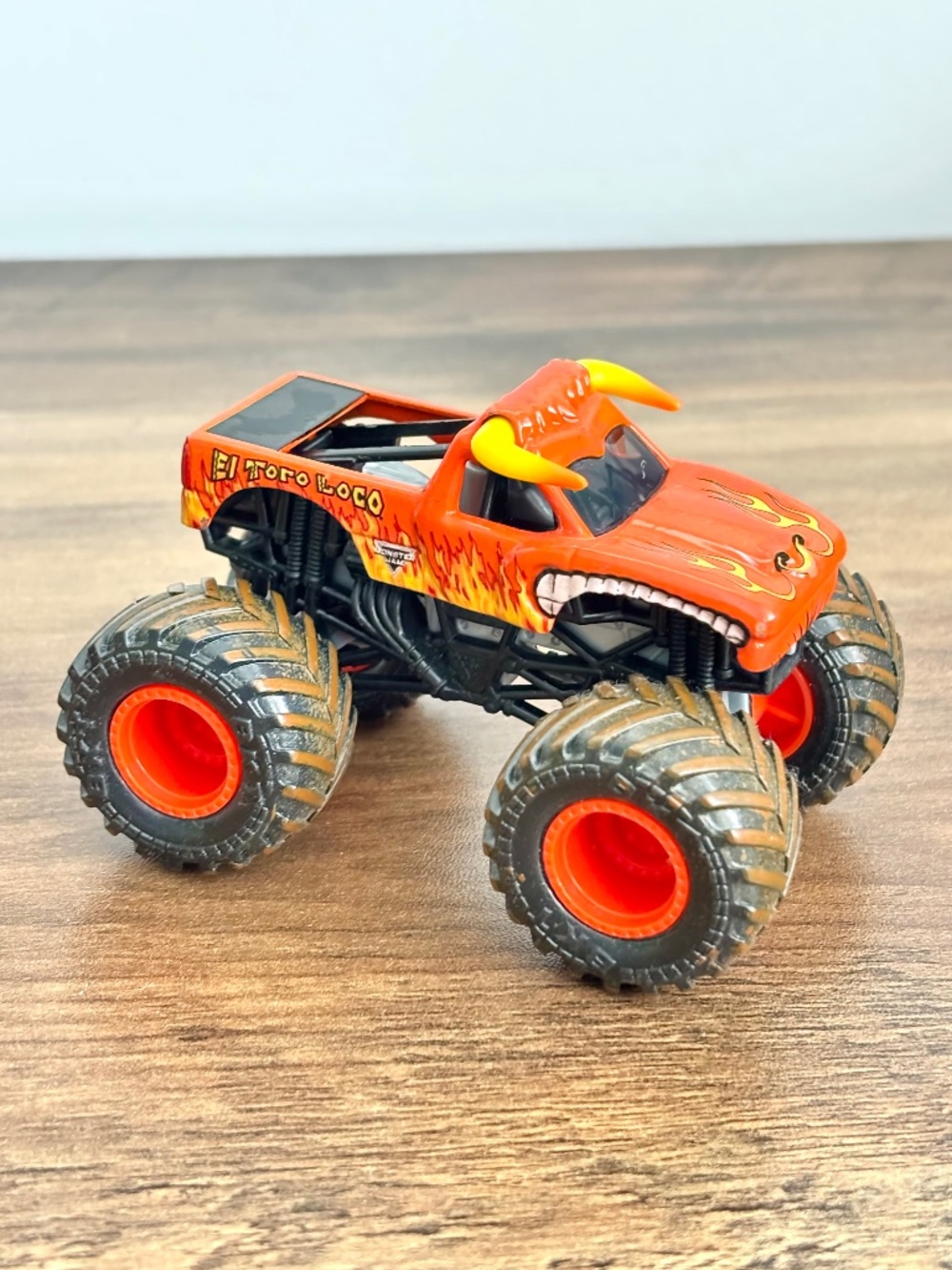 Monster Jam 1:64 El Toro Loco Muddy Mud Dirt Tires Truck Monster Truck Die Cast